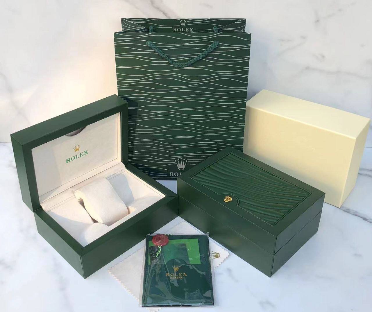 جعبه اورجینال ساعت رولکس ROLEX همراه با دفترچه شناسنامه و بگ